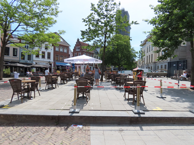 850169 Afbeelding van het extra terras van restaurant Ubica (Ganzenmarkt 24) te Utrecht, op het pleintje achter het ...